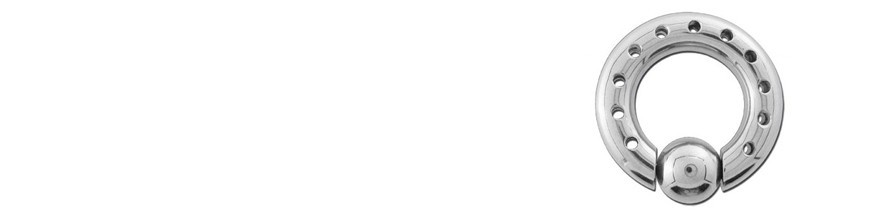 Piercing oreille circulaire ou boucle d'oreille.